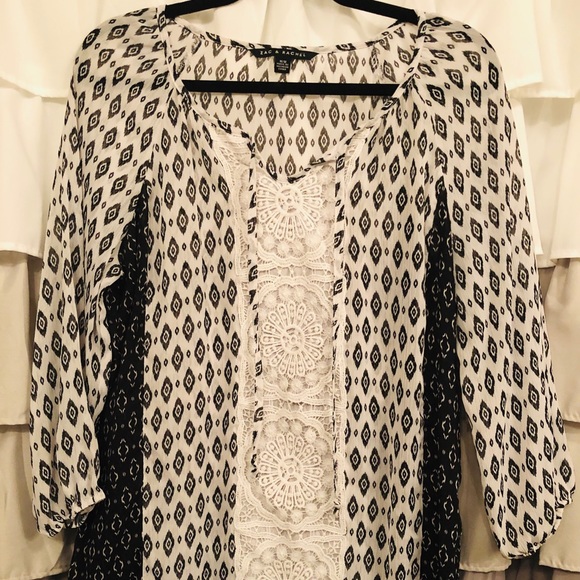 Black and white blouse. - Picture 1 of 5
